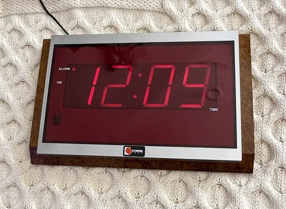 Vintage Strong Idea 2502 Giant Red LED Digital Alarm Clock Faux Wood Trim Retro